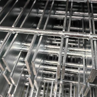 bề mặt mịn nóng thép kẽm sàn lưới cho xây dựng tòa nhà