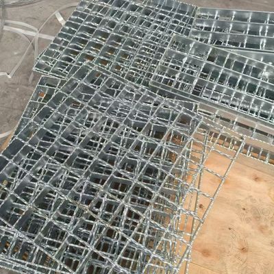 Các kích thước khác nhau của vật liệu có thể được tùy chỉnh mòn chống trượt thép grsting