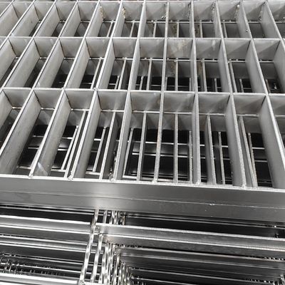 Mạng lưới thép công nghiệp hiện đại bằng bạc với khoảng cách thanh phẳng 30mm