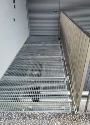 Q345 Grade Non Slip Flat Bar Type Steel Grating Platform For Safe Durable Flooring Solution (Tầm mềm không trượt loại thép để giải quyết sàn bền vững an toàn)