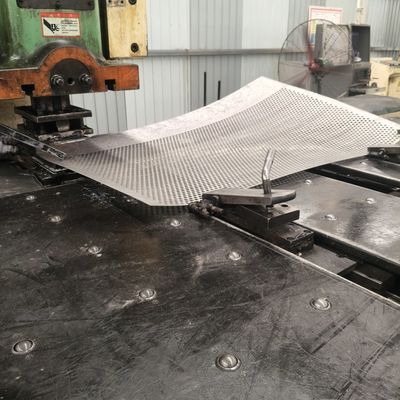 Chiều dài 3000mm kim loại đục vỏ màu đen cho môi trường công suất nặng và nhiệt độ
