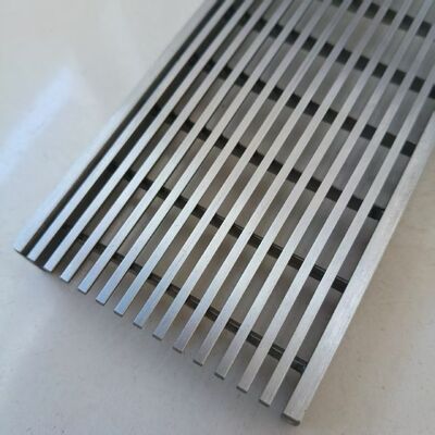 316L Stainless Steel Serrated Bar Grating với bảo vệ ăn mòn nước muối và kích thước tùy chỉnh cho nền tảng công nghiệp